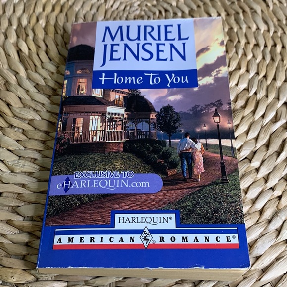 3 Book Bundle: 2 Harlequin Romances & 1 V.C. Andrews Novel. - Picture 2 of 8